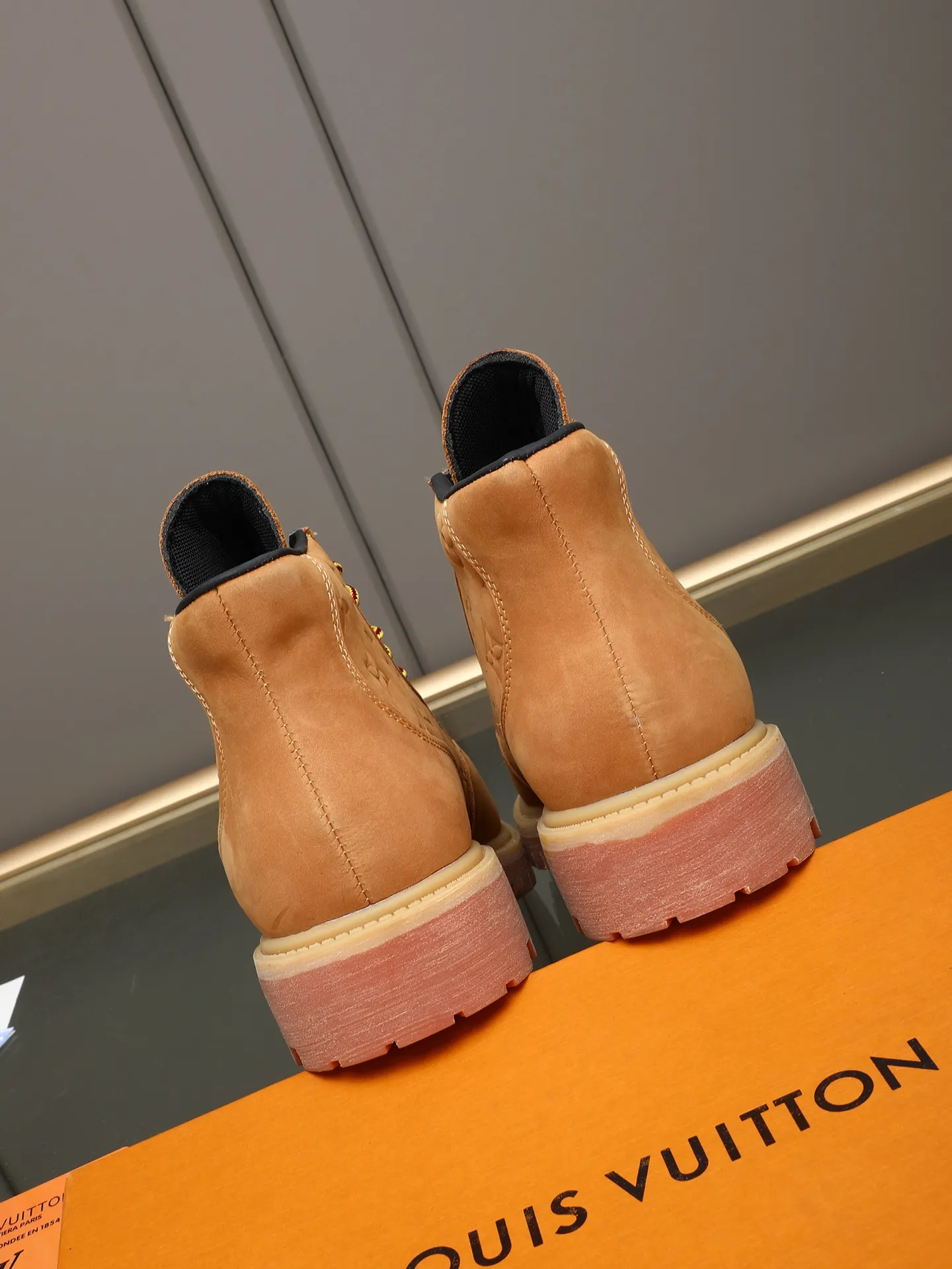 PP460 LOUIS VUITTON ss25 LV donkey brand new thick-soled lace-up big-toe shoes men's casual shoes high-top short boots. These boots are crafted from top-grain calf leather for a lightweight and comfortable fit. The thick EVA outsole is embellished with eye-catching ridges, and the trendy attitude of being both strong and soft makes it an everyday choice. ✔Upper: imported first-layer cowhide ✔Inner lining: sheep lining ✔Outsole: original molded outsole Size: 38-44 (45 customized)